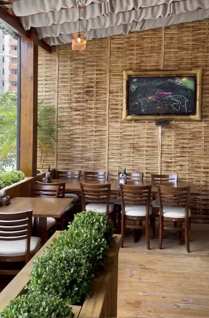 Restaurante con muro de bambú